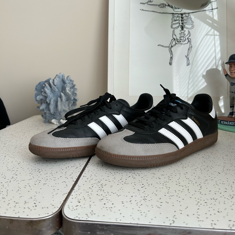Adidas Vegan Sambas 7.5 M 8.5 W (fits a women’s size 9)